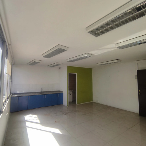 Arriendo Oficina De Planta Libre De 30m2 En Sector Prat