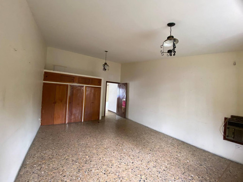 Alquiler De Casa Comercial En Calle 137, A 500m De La Av. Bolivar Norte