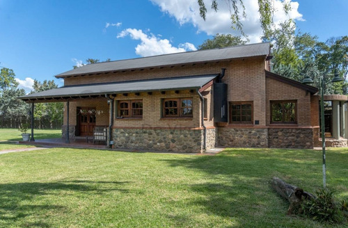 Imagen 14 de 30 de Imponente Casa Quinta Con Amplio Terreno, Pileta, Sauna Y Jacuzzi