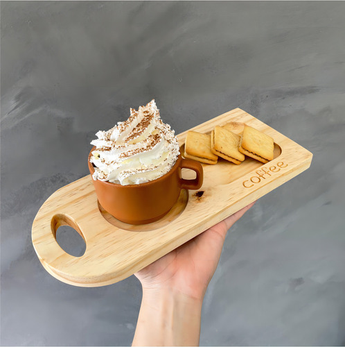 Tabla de servir con portavasos de café de madera