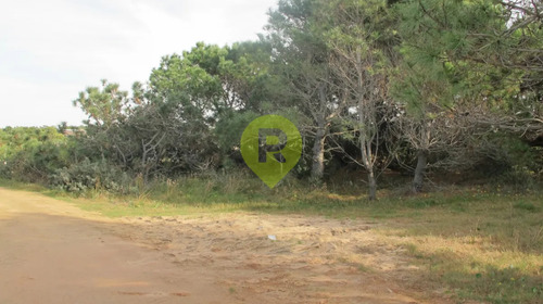 Los Terrenos Se Encuentran En La Segunda Manzana Con Referencia Al Mar En Santa Isabel.-