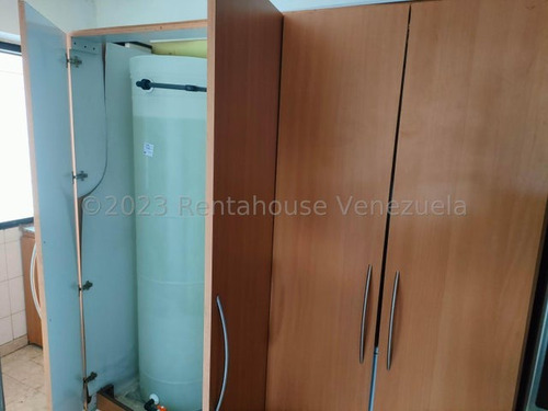 Apartamento En Venta En Los Chaguaramos. Yr242162. Apartamento 4hab 3 Baños, Maletero, Tanque De Agua; Muy Ventilado E Iluminado, Con Vista De 200 Grados Al Avila Y Panorámica De La Ciudad.