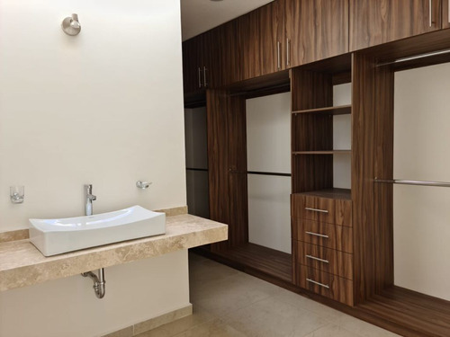 Se Vende Casa Enel Refugio, 3 Habitaciones, Estudio, Construcción A Tabique Rojo