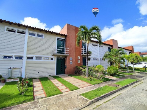 Re/max 2mil Vende Townhouse En Urb. Valle Alegre, El Valle