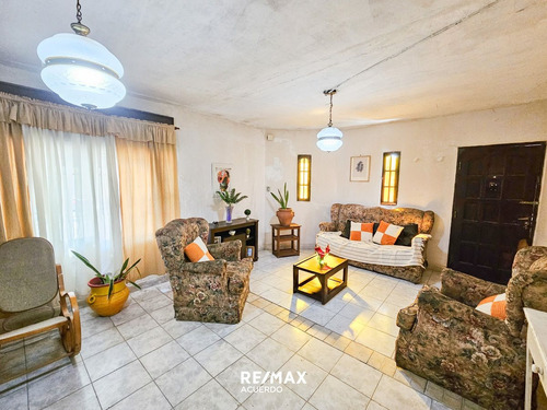 Venta De Casa En Esquina Con Pileta Y Quincho
