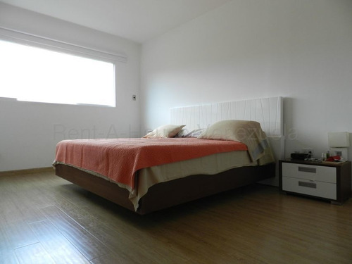 Imagen 9 de 12 de Casa Venta Santa Fe Norte Mls #22-24885 Amplia Casa Remodelada Con Vista Al Avila. Posee Un Comodo Jardin Y Esta Ubicada En Exclusiva Urbanizacion Cerrada