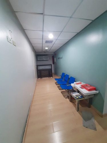 Imagen 4 de 17 de Plaza Venezuela Oficina Remodelada Y Con Muebles En Alquiler. Canon: 600 Cerca Del Metro 119m2 +6 Ofc Privadas, Sala Conferencia, Cocina, 2 Baños Y Más.