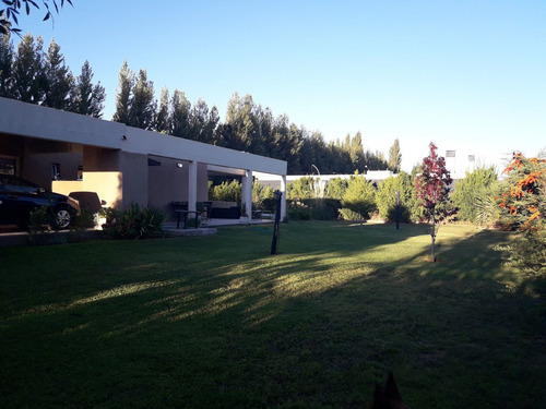 Casa En Venta De 2 Dormitorios Con Pileta En Manzanar Kossman En Cipolletti
