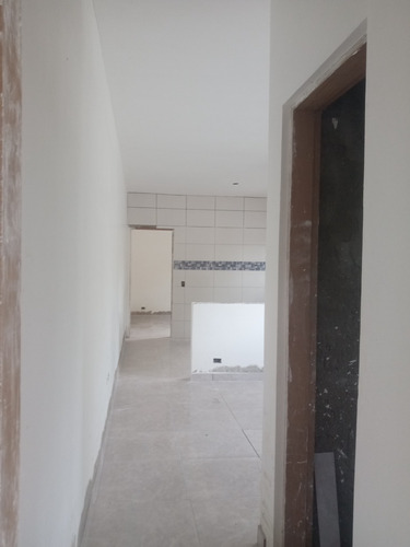 Casa 2 Dormitórios Em Bairro Residencial, Próximo A Comércios, Escolas, Transportes E Muito Mais!
