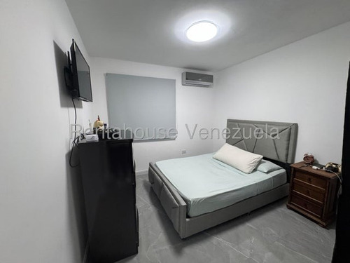 Bella Casa Recién Remodelada En Venta El Cafetal Calle Cerrada Con Vigilancia 25-22537 Mr.