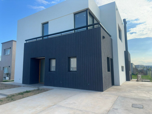 Casa Muy Copada En Barrio Náutico - Parrilla, Pileta Y Ambientes Super Luminosos!