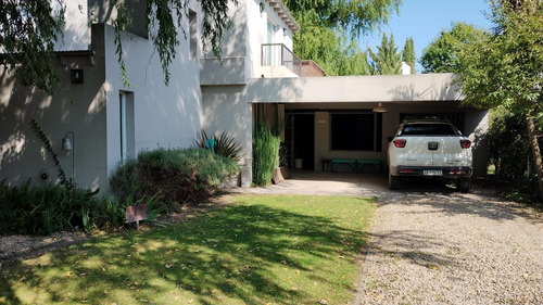 Casa En Venta - 3 Dormitorios 2 Baños - 200mts2 - Azul