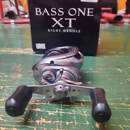 Reel Huevito Shimano Bass One Xt 4.5kg 6.2 3+1r 220g Color Gris Lado de la manija Derecho