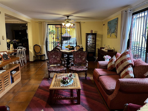 Impecable Casa De 5 Dormitorios Con Local Comercial