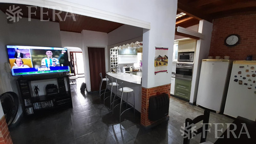 Venta De Casa De 3 Ambientes Con Cochera Y Piscina En Quilmes