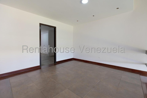 Hermosa Casa De 3 Niveles Que Brinda Tranquilidad Y Confort En Venta Ubicada En El Alto Hatillo 25-8567