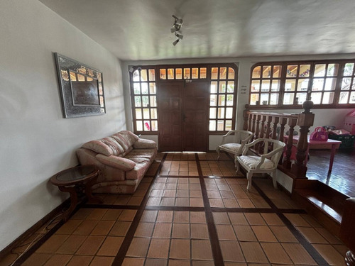 Espectacular Casa En Alquiler Es Ubicacion Exclusiva Del Este De Barquisimeto Con Hermosas Areas Verdes Bar Integrado Amplio Patio 6 Habitaciones Y 6 Baños Tanque De 15 Mil Litros Con Camaras Y Alarma
