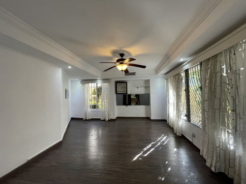 Hermosa Casa Perfecta Para Vivienda O Local Comercial En Área Privilegiada