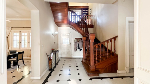 Venta Casa 7 Ambientes Estilo Alemán Pileta Martínez