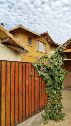 Comoda Casa Frente A Placita En Av San Juan