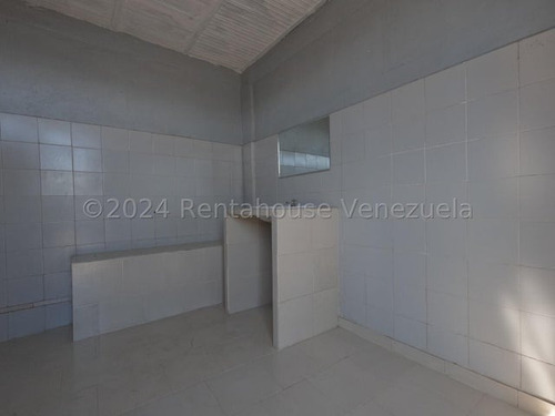 En Venta Galpon Industrial En Barquisimeto Cuenta Con Amplios Espacios Ideales Para El Area De Procesos Industriales O Almacen Para Cualquier Empresa Comercial Francisco Rojas Norscia Rentahouse!!!