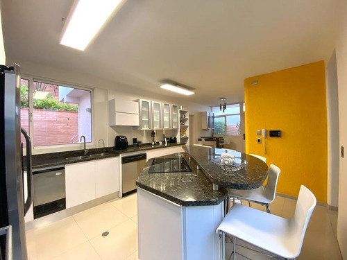 Se Vende Casa En Prados Del Este. 4h+s/5b+s/5p. Calle Cerrada