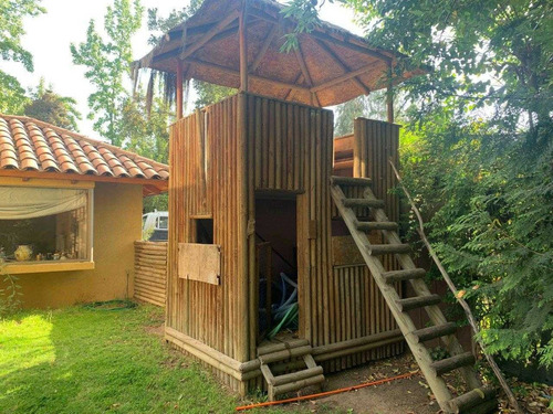 Casa Con Distintas Áreas De Jardín Para Soñar !