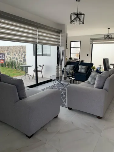 Casa En Venta Entre El Refugio Y Zibata, 3 Recamaras, 2.5 Baños, Alberca, S.24.7