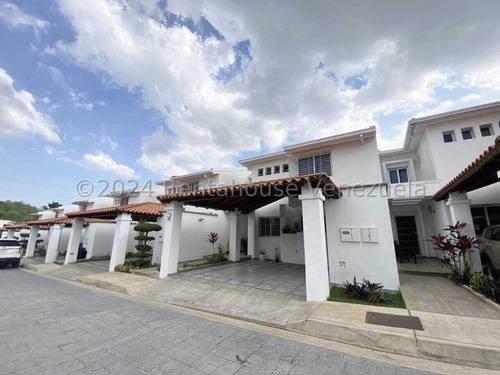#*25-5722 Descubre Esta Encantadora Casa Situada En El Exclusivo Este De La Ciudad Barquisimeto, Donde El Confort Y La Elegancia Se Fusionan Para Ofrecer Un Estilo De Vida Privilegiado. Adelaida Armey