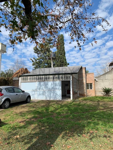 Casa De Dos Plantas Con Amplio Terreno
