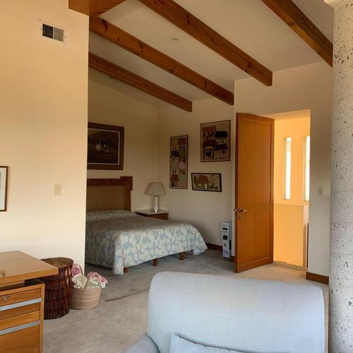 Casa En Las Lomas Con Grandes Espacios