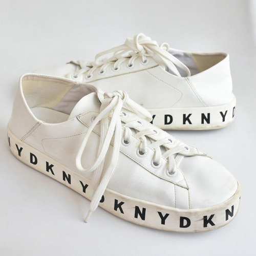 Tenis Dkny Blanco Con Logotipos En La Suela En Color Negro