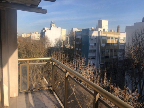 Imagen 2 de 8 de Piso De 4 Ambientes Al Frente Con Balcón. Parque Patricios.