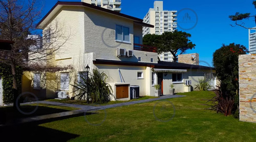 Moderna Casa De 4 Dormitorios En Playa Mansa A 150 Metros Del Mar