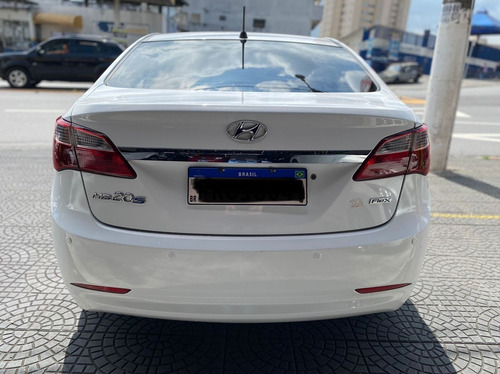 Imagem 4 de 12 de Hyundai Hb20s 1.0 Comfort Plus 12v 2015