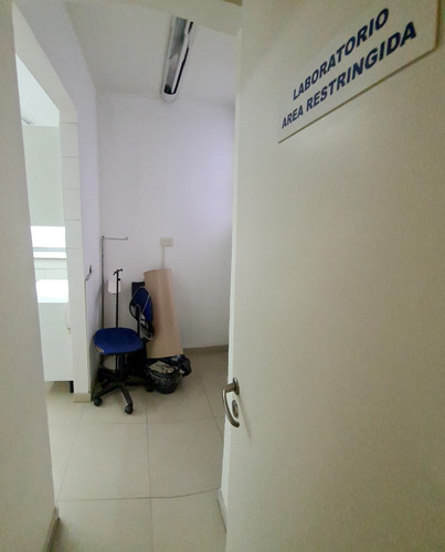 Junín Al 1000 Y Av. Santa Fe. Planta Baja Al Frente A La Calle Superficie Total 177 M2, Cubierta 148 M2. 6 Consultorios. 2 Baños. 1 Toilette. Patio. Laboratorio. Office. Impecable. Apto Crédito