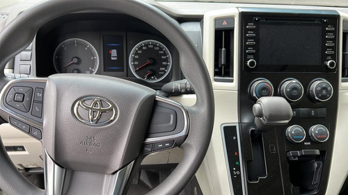 Imagen 8 de 16 de Toyota Hiace 2.8 Tdi Commuter 6at 14a / 2023
