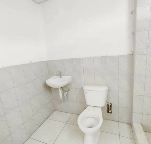 Imagen 9 de 14 de Remato Acogedora Casa Cerca C. Comercial Y Estación Metro
