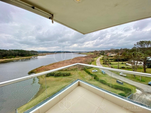 Imagen 2 de 30 de Punta Del Este, Apartamento De 3 Dormitorios Y Dependencias, Impresionante Barbacoa Exclusiva.