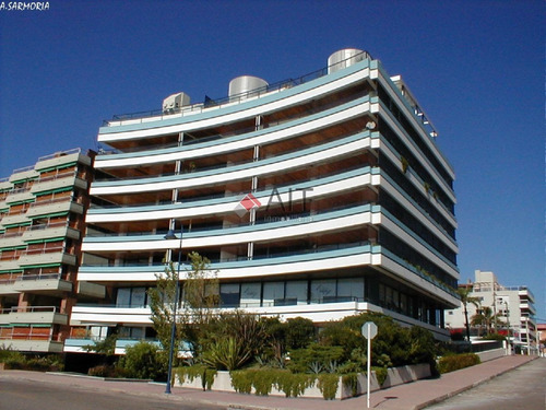 Imagen 18 de 30 de Espectacular 3 Dormitorios Frente Al Puerto De Punta Del Este. Inmejorables Comodidades Y Ubicacion. Consulte.