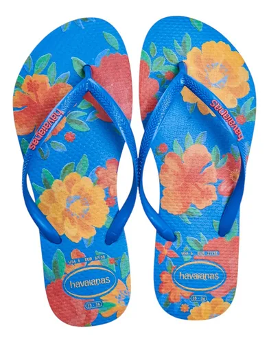 Par de chinelos Havaianas azuis com flores laranjas e amarelas
