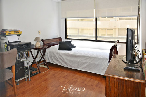 Departamento En Venta De 4 Dorm. En Las Condes / Metro Colon