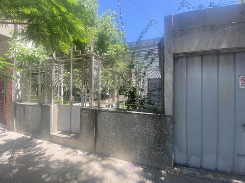 Venta Casa 2 Dormitorios Con Garage Y Jardin En Monte Castro-para Reciclar