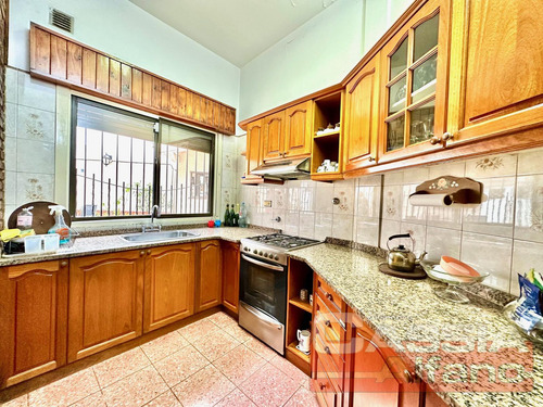 Casa Impecable Desarrollada En Dos Plantas, 3 Dormitorios, Patio, Garage, Terraza
