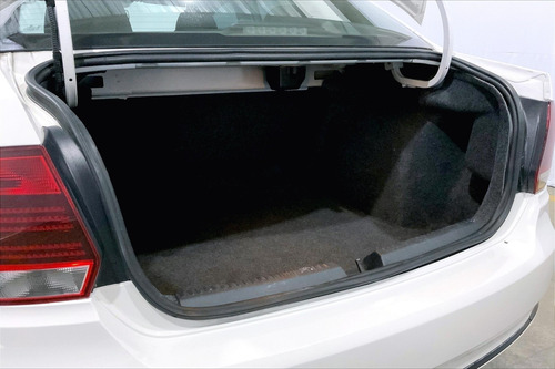 Imagen 20 de 25 de Volkswagen Vento Sedan 4 Pts Starline Ta A/ac Mp3 R-15