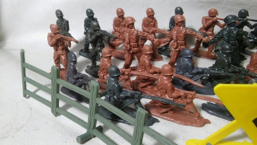 Lote De 30 Soldaditos Y Accesorios 5 Cm. De Alto Promedio