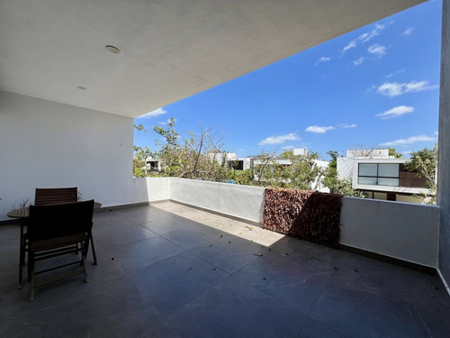 Casa En Venta En Mérida. Priv. Parque Natura En Esquina Y Alberca, Con Paneles