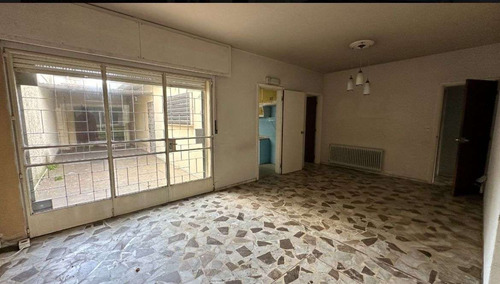 Se Vende Casa 4 Dormitorios Con Piscina Y Garaje. Terreno Ideal Para Desarrollo
