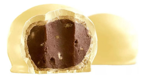 Bombom Com Recheio De Chocolate E Cobertura Chocolate Branco