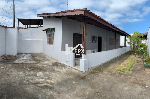 Imagem 2 de 11 de Linda Casa De Lote Inteiro Com Piscina Lado Praia